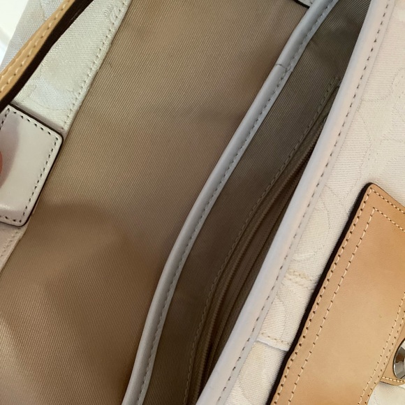 🐝Reposhing this cute unique and beautiful 🐝Coach purse. - Picture 10 of 13